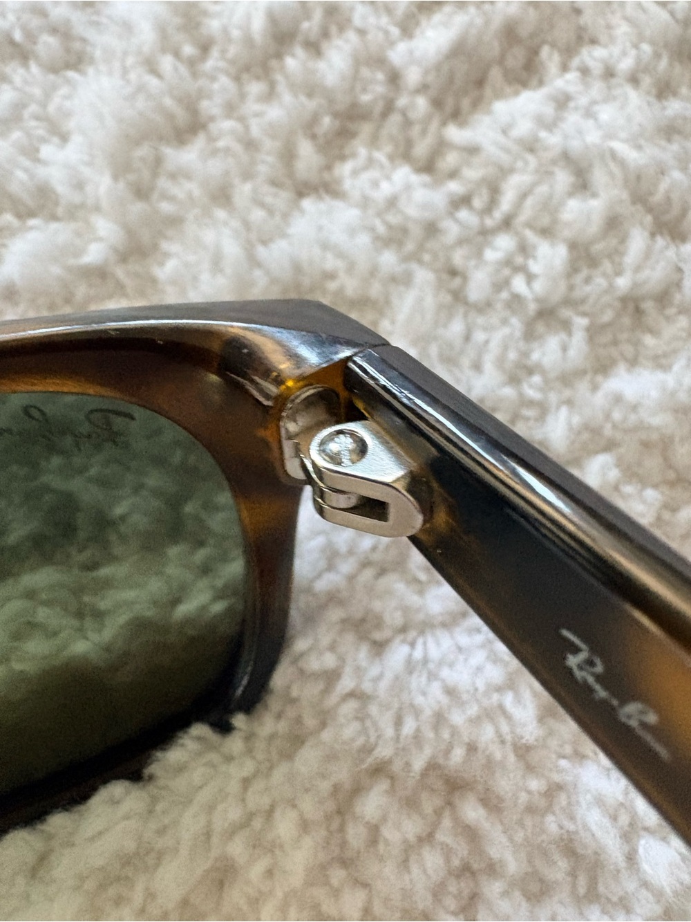 Ray-Ban New Wayfarer Classic
Tortoise Frame with Polarized Green Lenses RB 2132 - Picture 10 of 15